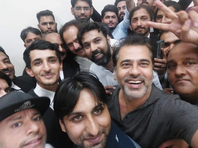 harisafridi97's tweet photo. Selfie of the year.

 #میں_بھی_عمران_ریاض_ہوں https://t.co/oTwe4XakXg