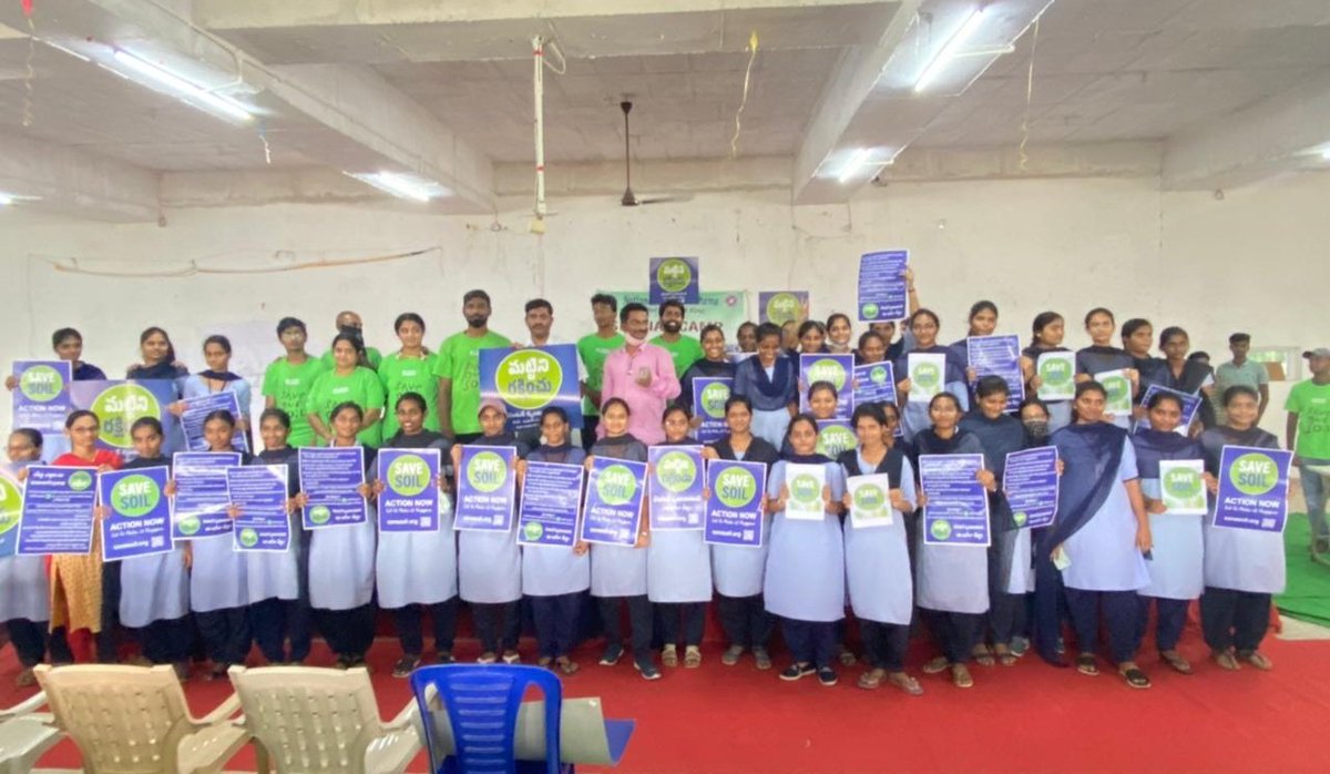 ramcharan93's tweet photo. #RideforSoil reached #Vijayawada.
#RideForSoilVijayawada started with 20 riders &amp; brought awareness about #SaveSoil to kids in the city and students of Vijaya Engineering college and Farmers at Nutakki village.
For more details visit:https://t.co/RJkpN5mk3B https://t.co/lGungT14hZ