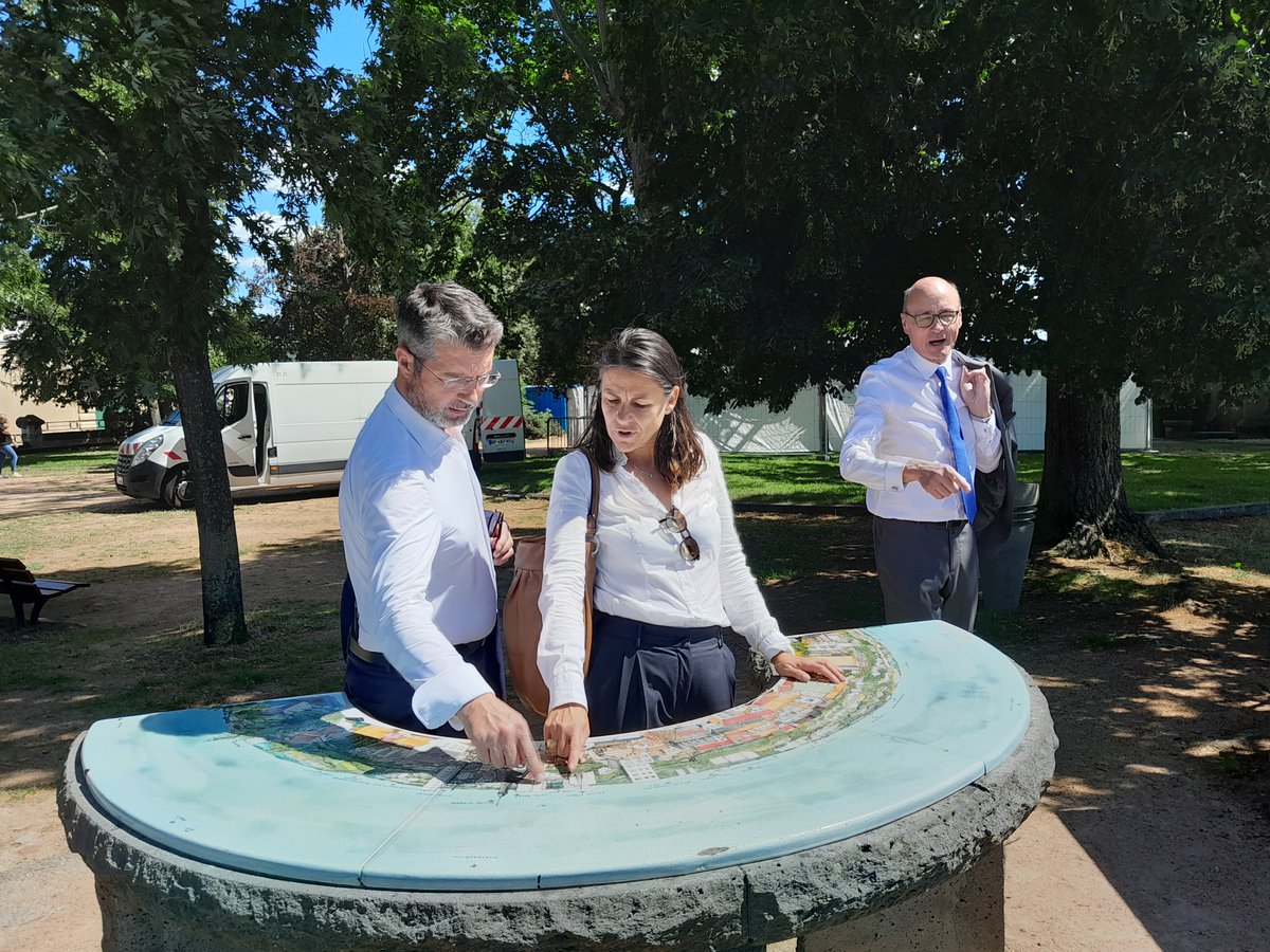 #Culture
V. Hatsch, <a href="/Prefet03/">Préfet de l'Allier</a>, <a href="/FredLaporte03/">Frédéric Laporte</a>, maire <a href="/MontluconOff/">Ville de Montluçon</a> et les élus de la communes visitent la cité médiévale
📌 l’État soutient le rénovation du Château des ducs de Bourbon 🏰
📌 continuons à développer l'attractivité culturelle de la ville