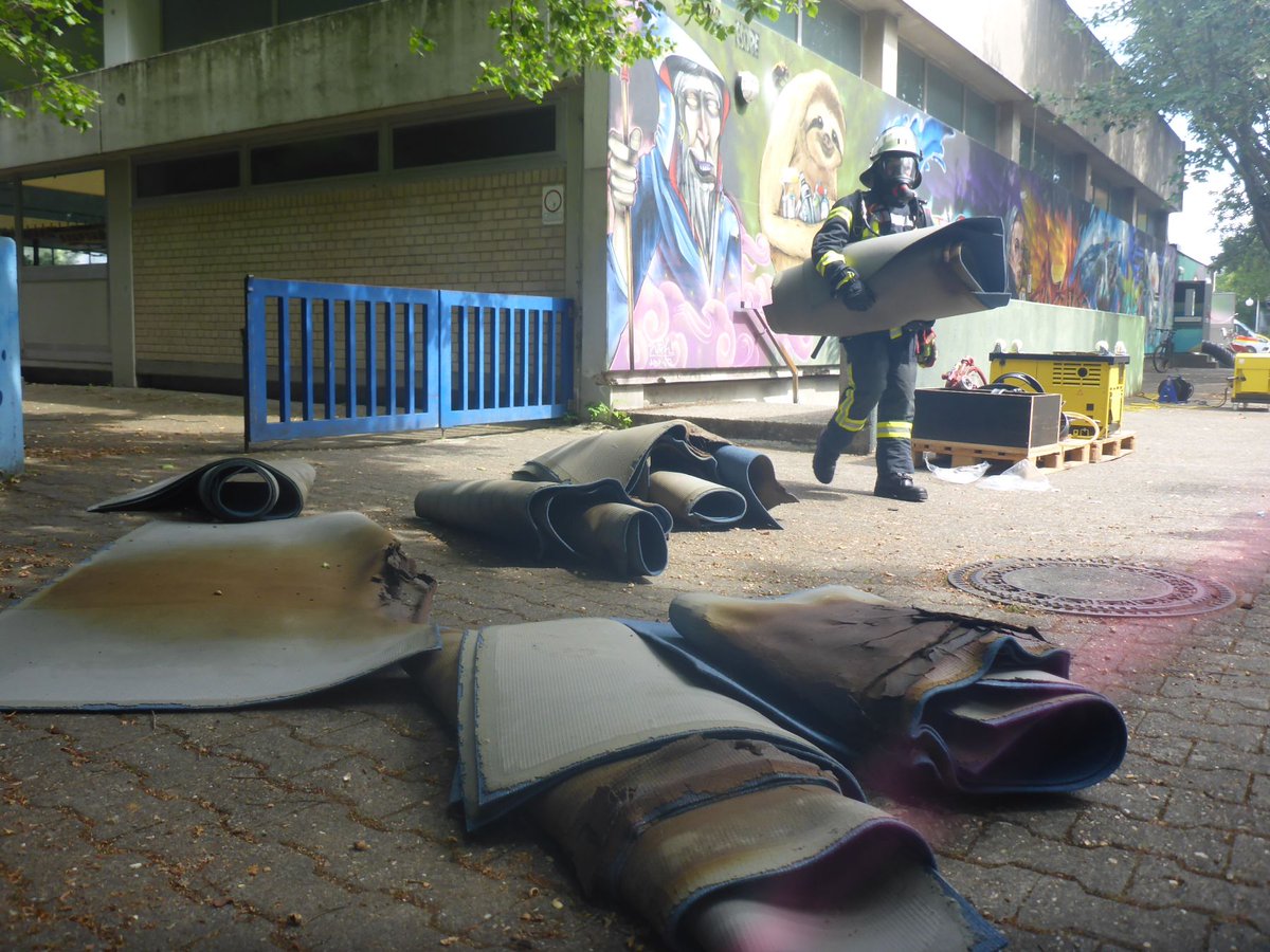 Mainz112de's tweet photo. Mainz | 06.07.2022 - Brand in der IGS #Bretzenheim 
Die intensive Suche nach einem unklaren Brandgeruch hat am Mittwoch vermutlich einen Großbrand in der Schulsporthalle der IGS ...
https://t.co/ZauOg7NuXs
#immerda #BerufsfeuerwehrMainz #FreiwilligeFeuerwehr #Gebäudebrand https://t.co/Z3LQcMLZvW