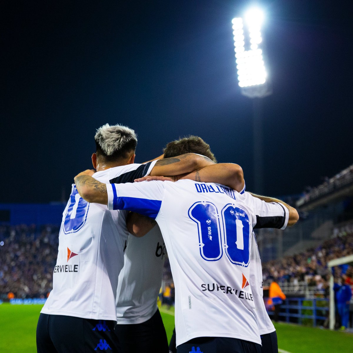 SE JUEGA LA VUELTA EN EL MONUMENTAL
#GloriaEterna 

¿Quién pasa a los cuartos de la <a href="/Libertadores/">CONMEBOL Libertadores</a>?

⏰ 21:30
📺 Fox Sports
🇦🇷 1.45 #RiverPlate (0) x 4.00 x #Velez (1) 7.00 🇦🇷

Clasifica <a href="/RiverPlate/">River Plate</a>: 1.80 💰
Clasificia <a href="/Velez/">Vélez Sarsfield</a>: 1.90💰

¿Dónde apostar? Acá: online.codere.bet.ar/promoRedirect?…