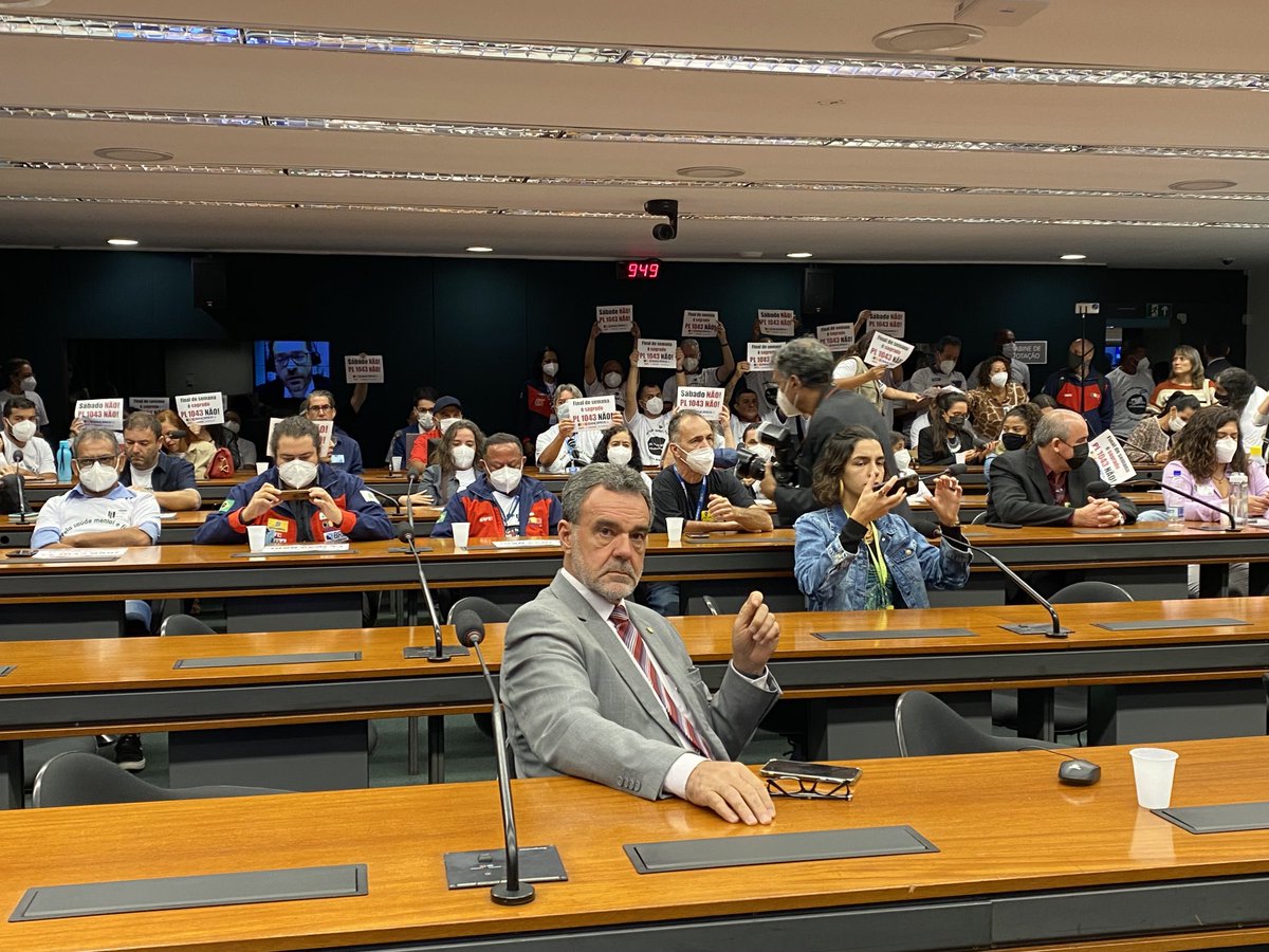 Juvandia's tweet photo. #FimDeSemanaÉMeu Começa agora audiência pública na Câmara do PL 1043 que os bancos pretendem abriras agências aos finais de semana. https://t.co/Uq46Vcvf1S