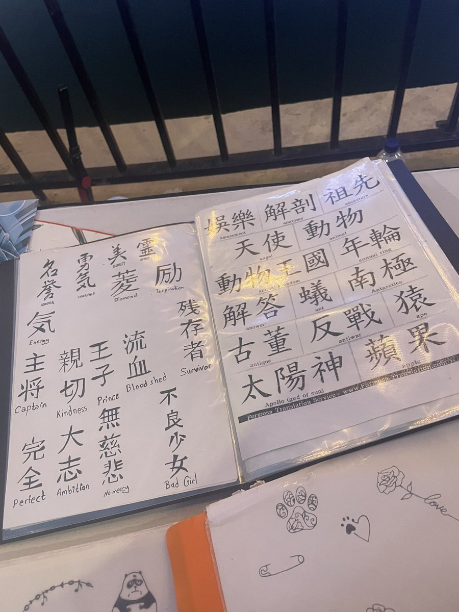 ヘナタトゥーしてもらったあ🌹
5〜15€、めっっちゃ種類あって可愛かった、1個5分くらいで終わる！
漢字もたくさんあったけど、英語喋る人からしたら同じように見られとんかな、、笑

📍センジュリ、LOVEモニュメントの前