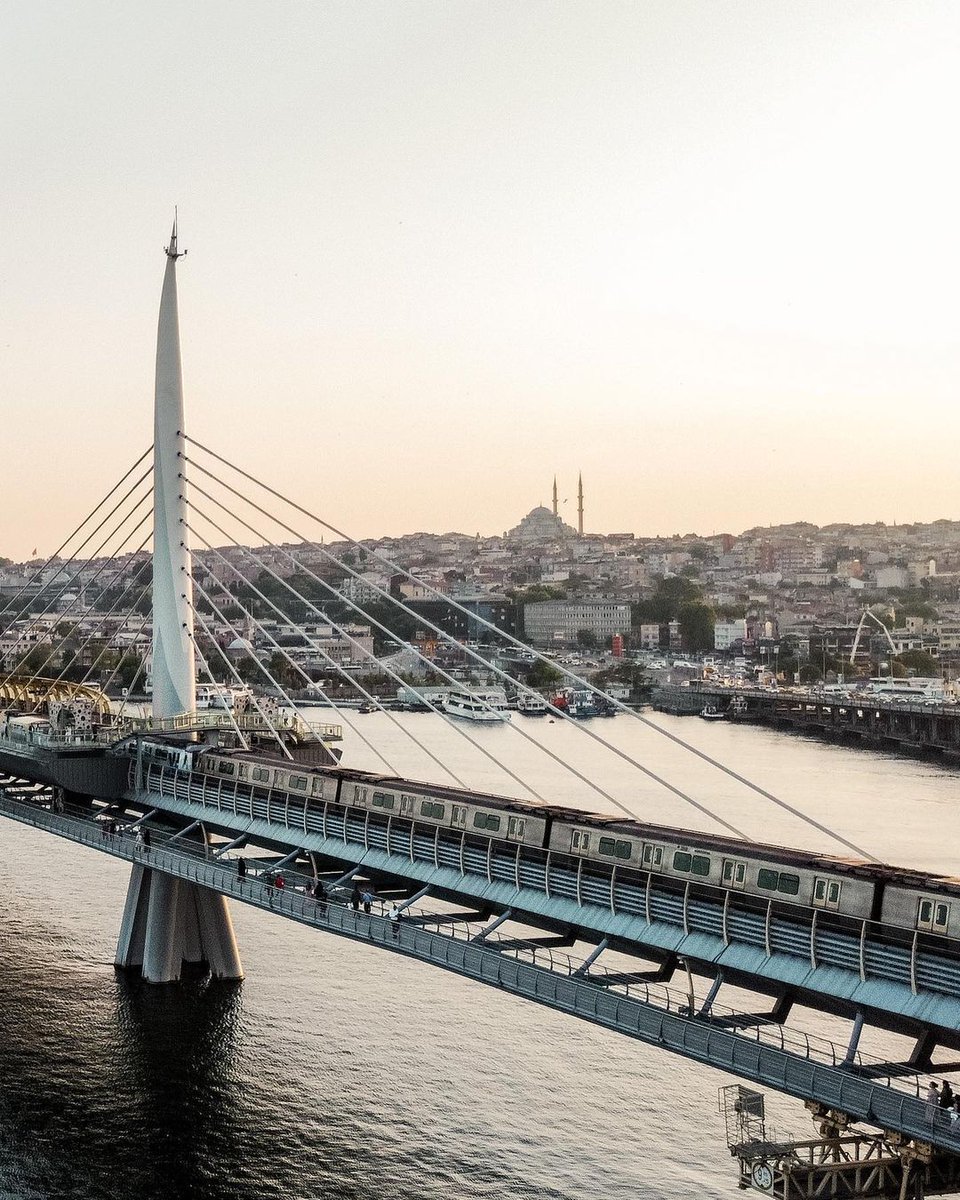 GoTurkiye's tweet photo. Any İstanbul photography session would be incomplete without one of the Haliç Bridge. #İstanbul 

📸 IG: dogukanbilgin https://t.co/pMgpMpTA8O