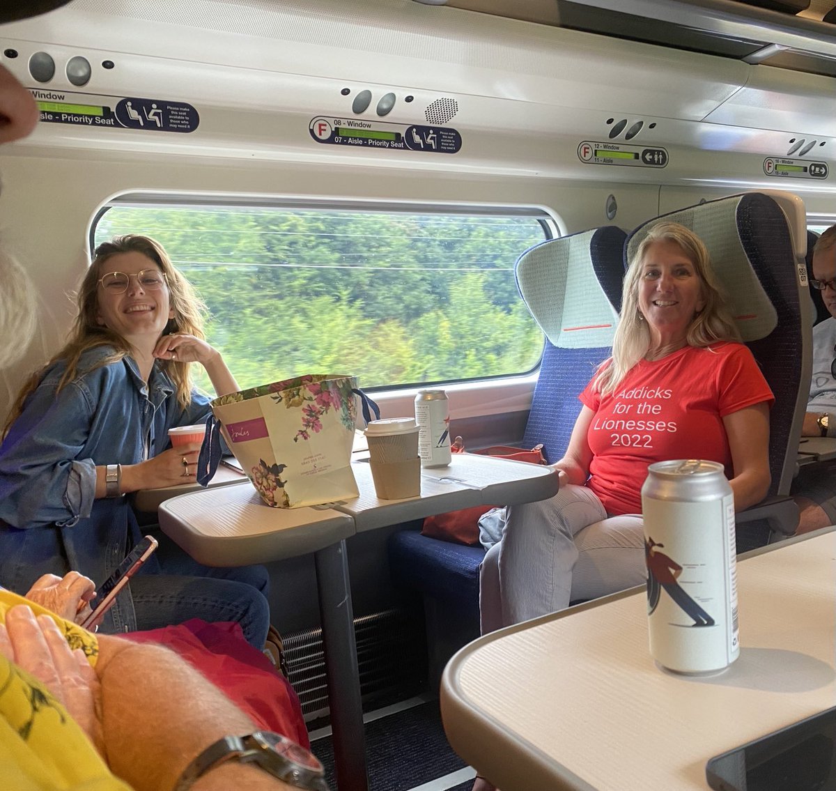 WRENSHIP's tweet image. Great to meet Monica and family including @ameliagmcmillan born in Charlton but over from California to support the Lionesses. On our way to Old Trafford . #trainchats #cafc