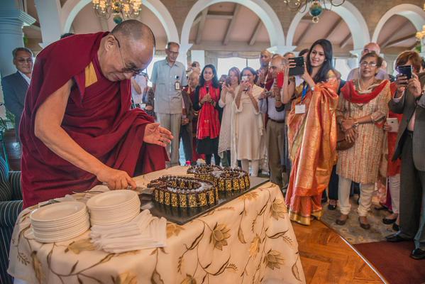 TibetPeople's tweet photo. @li_xiaosi @CGMeifangZhang Today His Holiness the #DalaiLama turn 87, millions of people are Good wishing him for his Birthday, why #China or Chinese Ppl NOT wishing him #HappyBirthday.
#FreeTibet #LongLifeDalaiLama #HappyBirthdayDalaiLama #US #101YearsofOpression #TibetWillBeFree #CCP101 https://t.co/jIMS3Hyeo3