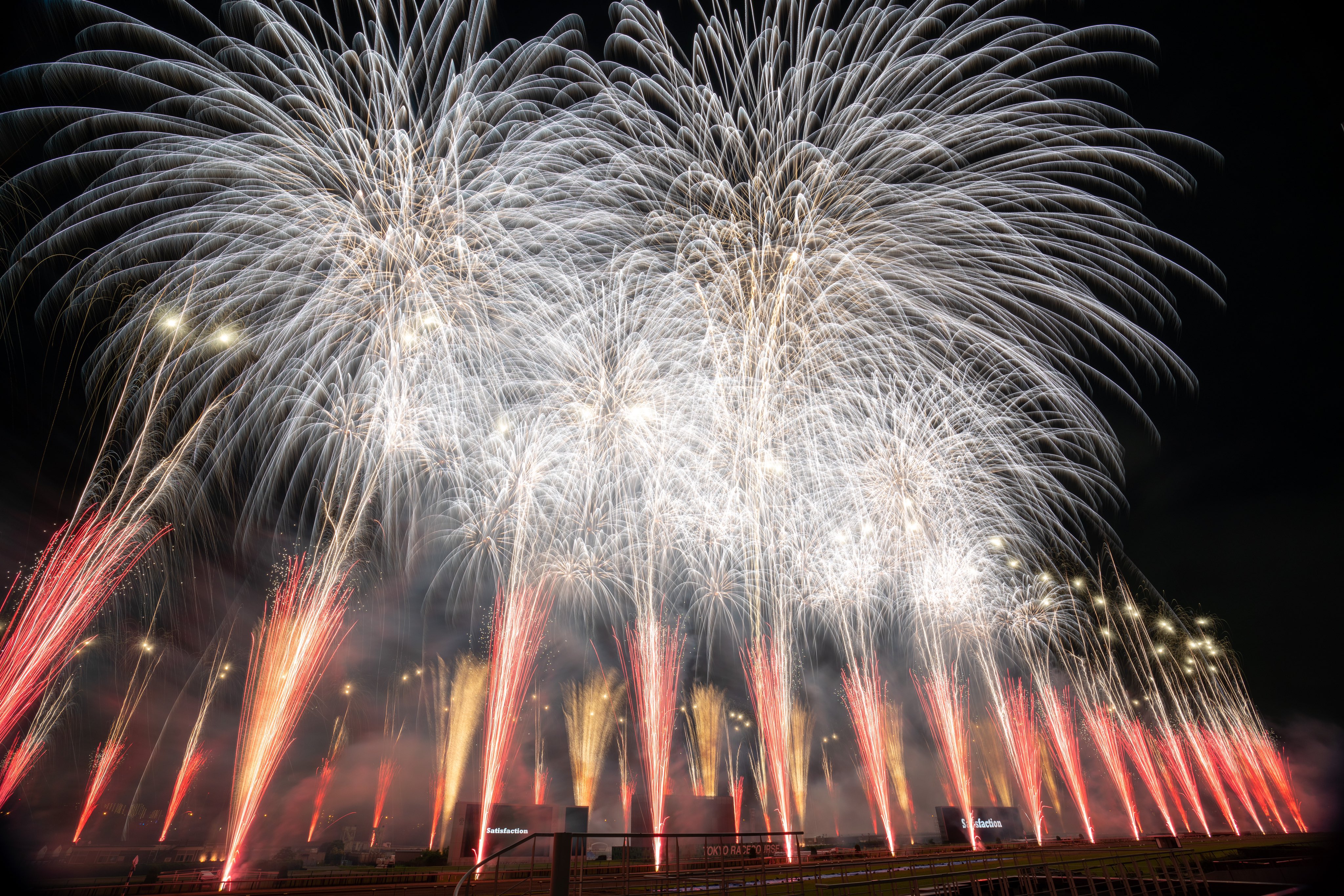 Sakai Masahiro 22 7 6 東京sugoi花火 The Rolling Stones 60th Anniversary The Greatest Fireworks 感激 偉大なる花火 とてもワイド 迫力ありました 手持ちレンズでは はみ出しましたが 久しぶりの花火大会 楽しむことができました