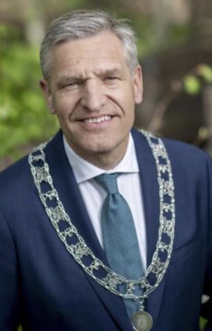 BackupHerb's tweet photo. De verantwoordelijke Burgemeester van Leeuwarden, hij liet de politie schieten #iksteundeboeren https://t.co/tMpZIVbVzd