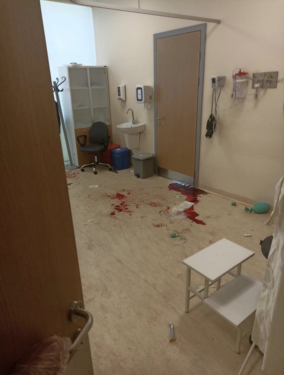 Tansel Kılınç (@kilinctansel) on Twitter photo Konya Şehir Hastanesi’nde katledilen doktor arkadaşımızın odası. Markete bile silahla girilemeyen memleketimde vaziyetimiz bu. Siz karar verin biz ne için çalışıyoruz? Konya Şehir Hastanesi’nde katledilen doktor arkadaşımızın odası. Markete bile silahla girilemeyen memleketimde vaziyetimiz bu. Siz karar verin biz ne için çalışıyoruz?