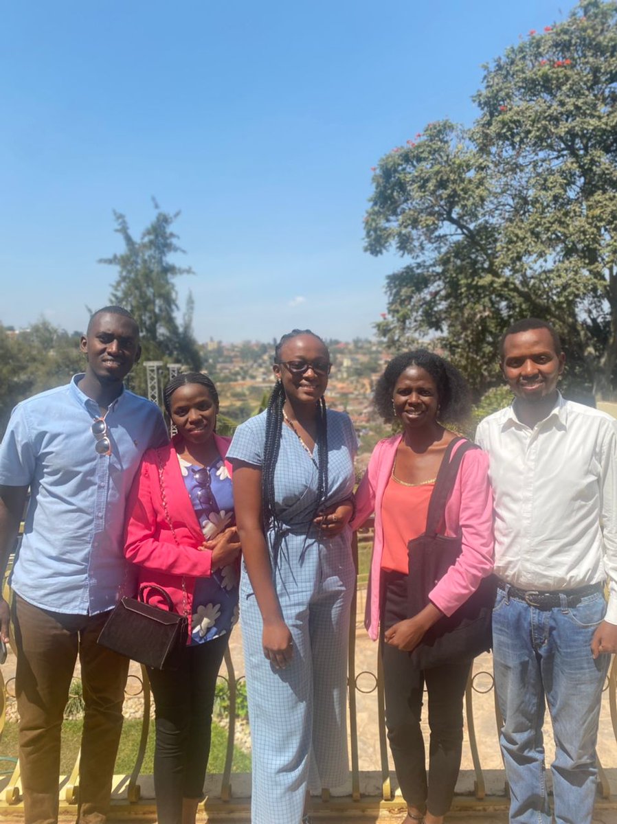ambafrancerwa's tweet photo. Réunion de préparation au départ de la 1ère promotion d'#AssistantsDeLangue rwandais au centre culturel francophone. Ils rejoindront 4500 autres jeunes à la rentrée prochaine pour accompagner les enseignants d'anglais dans les écoles françaises.
Félicitations et bonne année en 🇫🇷 https://t.co/6jDca9hTmN