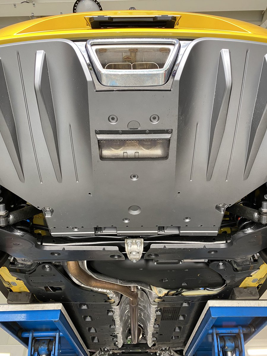 PROVA96472213's tweet photo. #PROVA 本日は弊社ではレア車輌の作業。
#RENAULT #MEGANE #RS 
#TAKATA製 #4点式シートベルト お取付。
#WRX #S4 とガチンコな車なので #興味深々 色々観察させて頂きました。
怒ストライクにカッコ良い！
FF・  #1.800cc ・ #Turbo ・#6DCT ・ #300Ps ・ #42.8Kgf 
負けない様に頑張ろう！ https://t.co/SuazOvu5h1