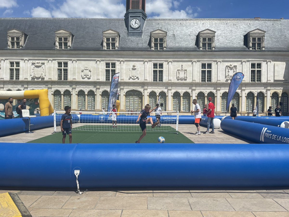loiseau_celine's tweet photo. ⚽️Futnet tour: Du monde et des animations jusqu’à 18h00 sur l’esplanade du Château neuf de @Laval_la_Ville.
Du #tennisballon, du #fitfoot, du #feetbool, du tir précision avec le @CAAnjouMaine ou encore du #efoot https://t.co/LJSVJ7iB8S