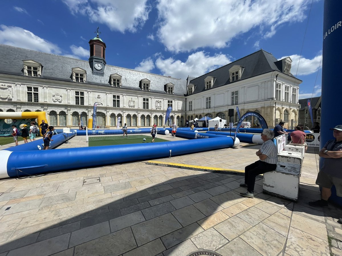 loiseau_celine's tweet photo. ⚽️Futnet tour: Du monde et des animations jusqu’à 18h00 sur l’esplanade du Château neuf de @Laval_la_Ville.
Du #tennisballon, du #fitfoot, du #feetbool, du tir précision avec le @CAAnjouMaine ou encore du #efoot https://t.co/LJSVJ7iB8S