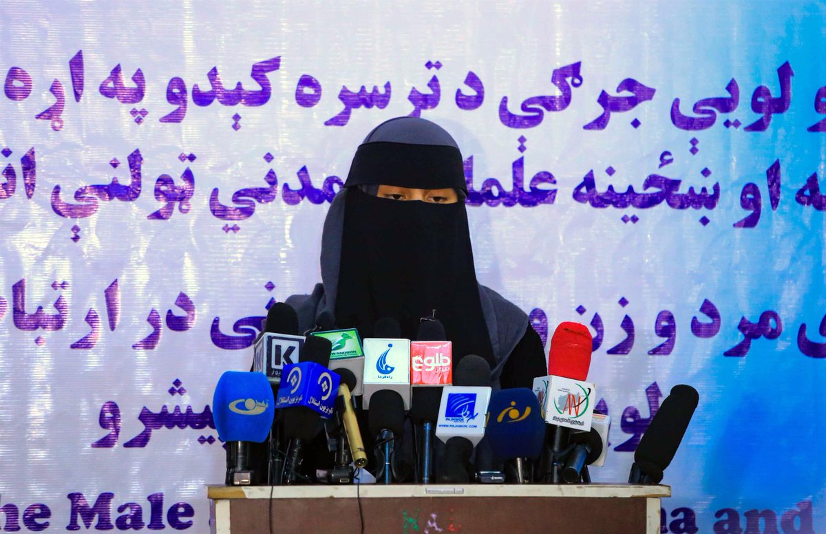 Esta mujer que ven acá se llama Star Sadaat, es profesora universitaria, y habla durante un acto organizado por la Fundación Afgana para la Paz en la que pide inclusión y respeto para las mujeres.

Esto sí es un sistema opresor, no el humo que venden las "feministas" occidentales