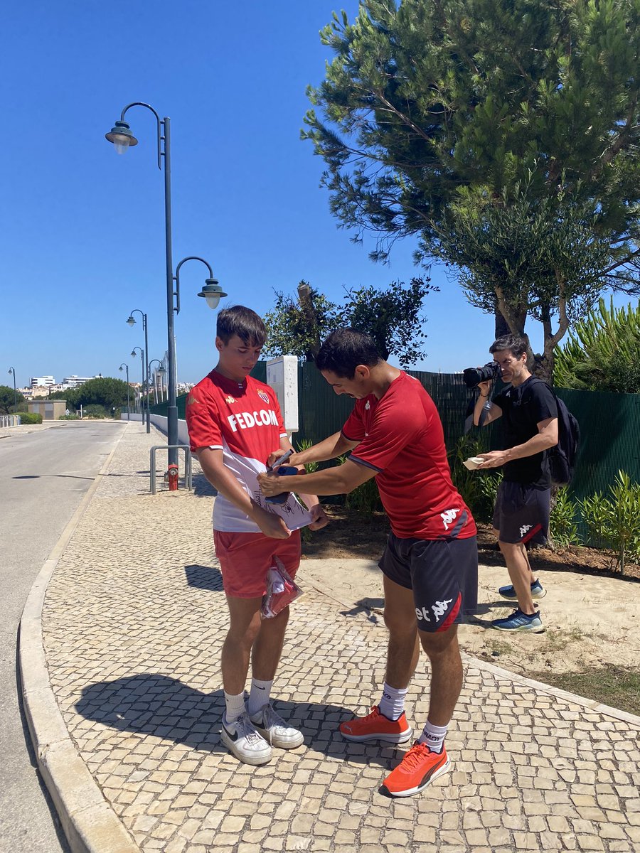 maxouu04's tweet photo. La plus belle journée de ma vie le staff et les joueurs ont été adorable j’ai eu la chance d’avoir été  photographier interviewer et une signature de chaque joueur. Et en prime deux maillots offert par le club encore merci infiniment @AS_Monaco et au coach extrêmement sympa https://t.co/5hMZ1B6CNq