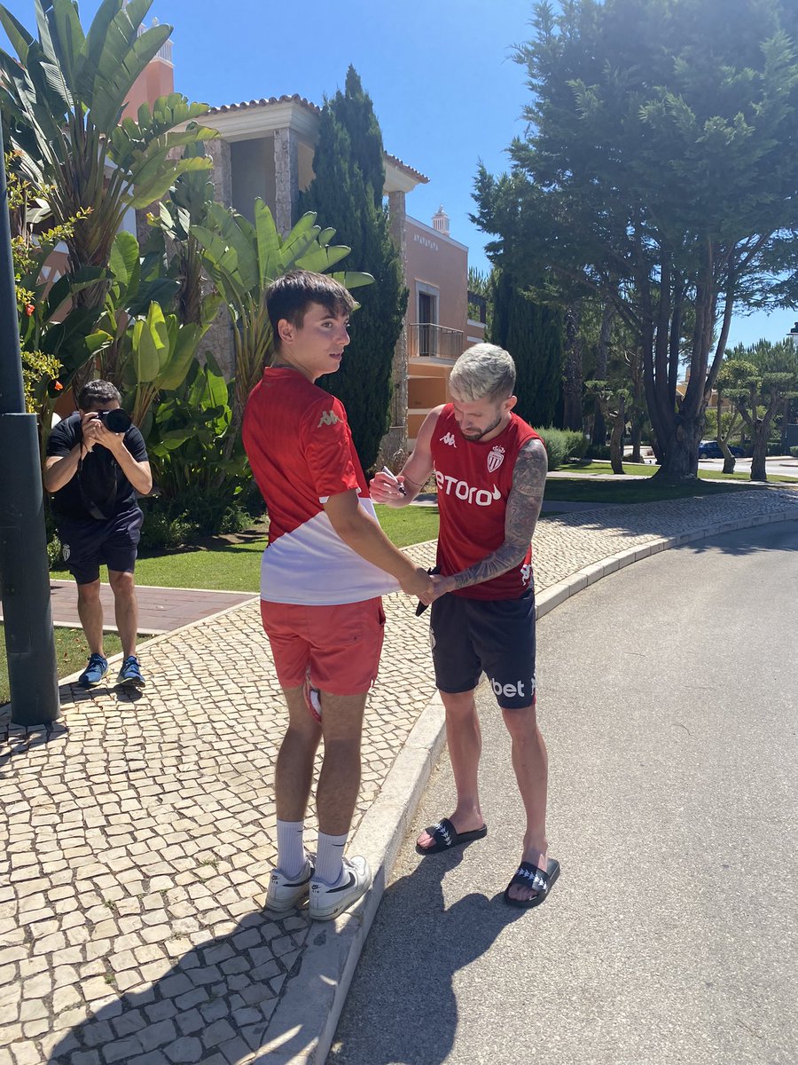maxouu04's tweet photo. La plus belle journée de ma vie le staff et les joueurs ont été adorable j’ai eu la chance d’avoir été  photographier interviewer et une signature de chaque joueur. Et en prime deux maillots offert par le club encore merci infiniment @AS_Monaco et au coach extrêmement sympa https://t.co/5hMZ1B6CNq