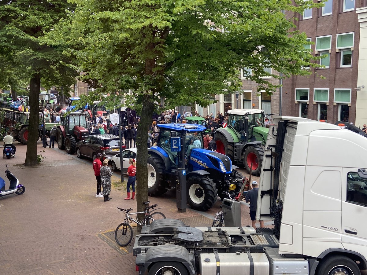 Aangekomen in het hotel in Leeuwarden voor de promotieplechtigheid van morgen. Er is al veel belangstelling.