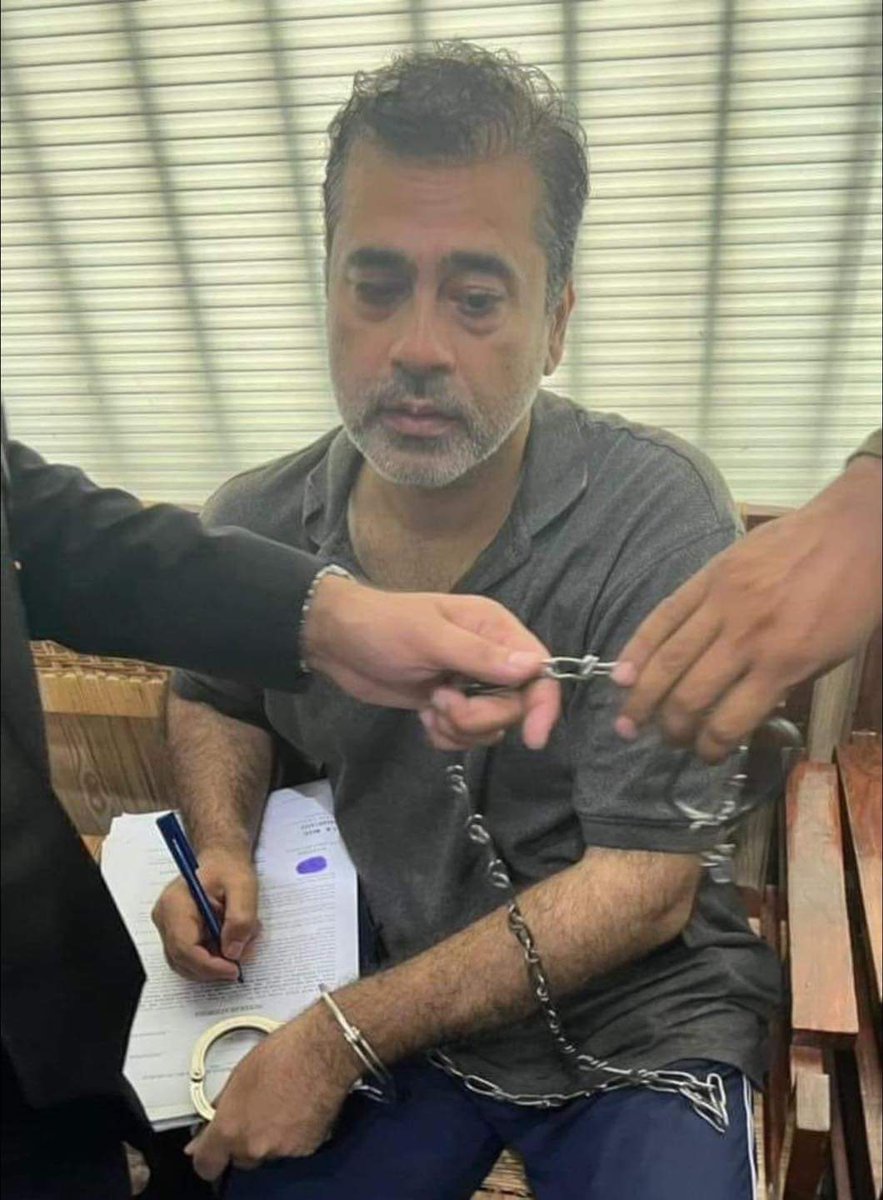 This picture has broken my heart. this is how this country treats people who choose to stand with truth.💔
Strongly Condemnable 
#WeStandWithImranRiaz
#میں_بھی_عمران_ریاض_ہوں #PakistanUnderFascism
