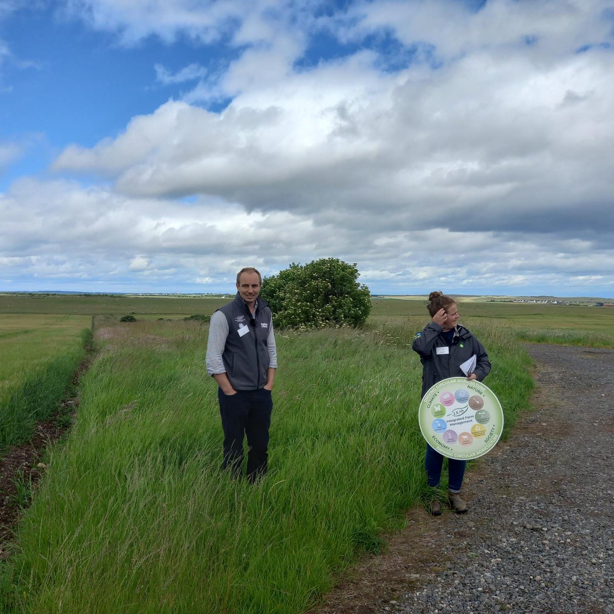 LEAF_Farming's tweet photo. ‼ Breaking‼
HB Farms in Aberdeenshire farmed by the incredible @HarrietERoss &amp; @agronomyben is now officially a LEAF Demonstration Farm 🥳🥂🍾👏
Inspiring, sharing &amp; promoting more #integrated #resilient #sustainable farming. 🚜🐖🌱 
@CortevaUK @VickySRobin @Alicemidmer https://t.co/hwyJzePTbd