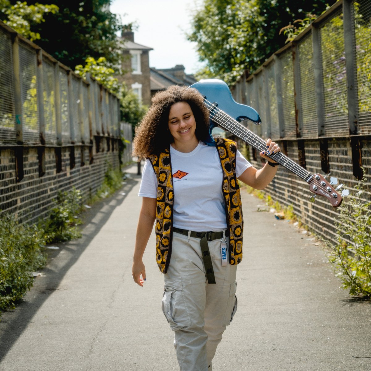 Iconic strings for every step of your musical journey...

<a href="/steamdown/">christine</a> #bassist <a href="/IsobellaBurnham/">Isobella Burnham</a> is rocking our classic #Rotosound t-shirt in white – available and shipping worldwide from our website: rotosound.com/product/classi…

📸 ©Amy Lauffer @_realrocknrolla on IG