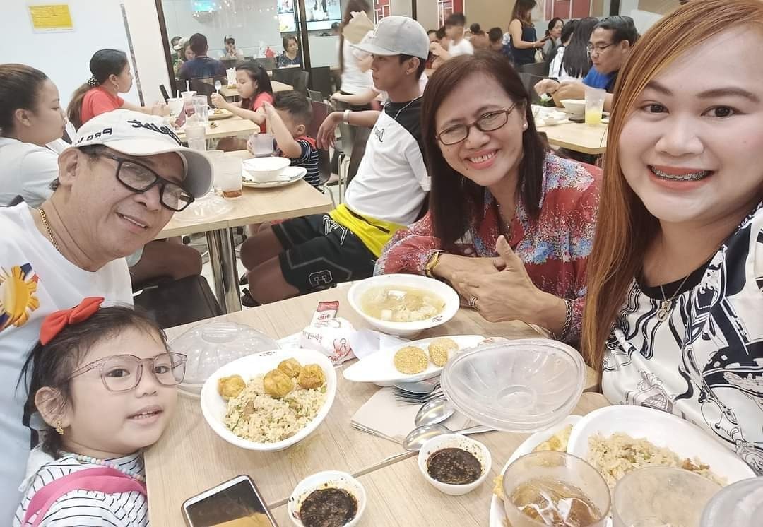 RachelleSianson's tweet photo. We enjoyed our new normal dining experience here at CHOWKING. My family enjoyed the delicious SIOMAI CHAO FAN. Super happy because finally we can dine together with my senior  parents and my daughter Angela. #ChowkingDineWin
@chowking_ph https://t.co/FTjTeGXLYi