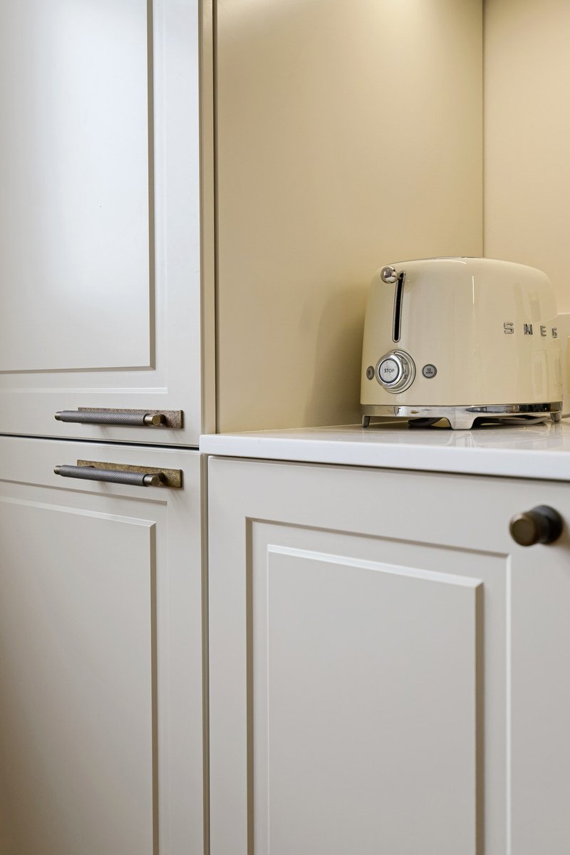 Jaunais virtuves mēbeļu projekts Bruņinieku ielā – klasiska virtuve mājīgās noskaņās papildināta ar antīkā stila elementiem. Vairāk par šo projektu lasi mūsu šodienas rakstā.

Lasīt vairāk: virtuves.lv/lv/virtuves-me…

#virtuves #kitchenideas #dizains #virtuvesmebeles #antique