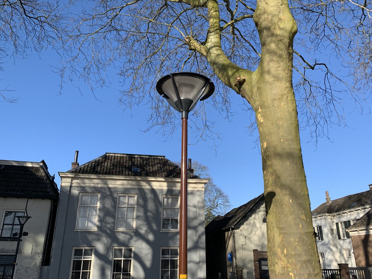 Zevenaar's tweet photo. #Straatverlichting | Op dit moment krijgen we veel klachten dat straatverlichting in #Angerlo niet goed werkt. 💡 De problemen ontstaan doordat Liander bezig is met werkzaamheden in Angerlo. 🚧 De werkzaamheden duren nog tot en met vrijdag.
(Foto ter illustratie). https://t.co/gjBAqFemHX