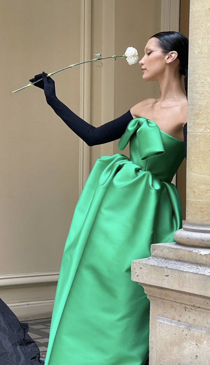 saintdoII's tweet photo. bella hadid for balenciaga 2022 couture /balenciaga 1958 couture https://t.co/0l36uQ5L8J