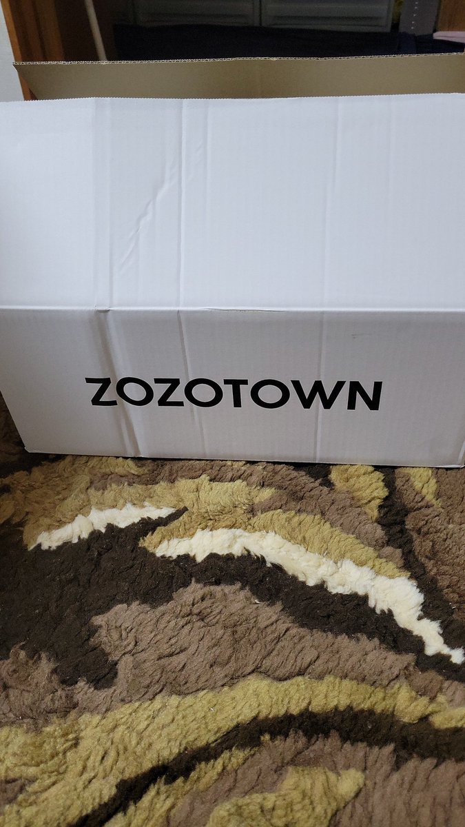 白い箱になったんかな？と思ったら #ZOZOSALE箱CP