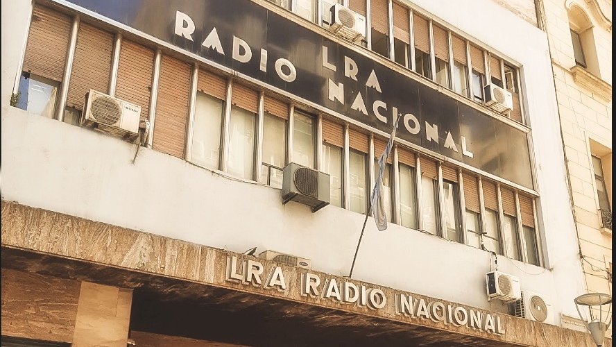 fernandogray's tweet photo. El 6 de julio de 1937 transmitió por primera vez @NacionalAM870. Envío un saludo muy especial a las trabajadoras y los trabajadores que formaron y forman parte de este medio que busca garantizar la comunicación y la información en nuestro país. 
¡Felices 85 años, Radio Nacional! https://t.co/A0TPpWeq9i