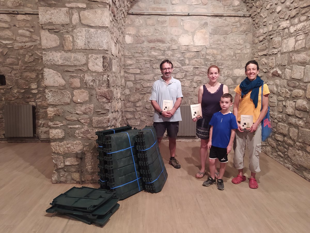 PirinatureC's tweet photo. Comenzamos los talleres sobre #compostaje y la entrega de #composteras de la campaña 2022 #hogaressostenibles de #LaRibagorza. En Chía, EL Run, Sahun y Castejón de Sos, hay nuevos hogares compostando. Proyecto financiado en 80% por @DPHuesca https://t.co/Q8PcOdpudq