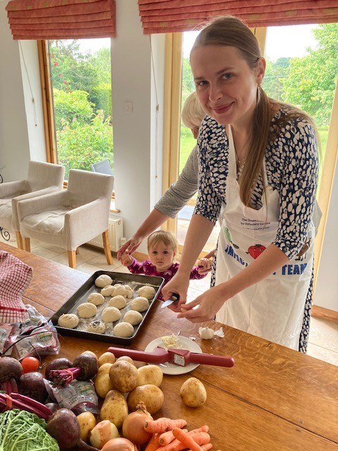 IMPACTTastyTeam's tweet photo. Our UK Tasty Team volunteers are welcoming people seeking sanctuary from the war in Ukraine. At our new group, we share a meal-celebrating the rich culinary traditions of both countries. This week we learnt how to batch-cook a delicious borscht on a budget! https://t.co/AUngxgFcrp