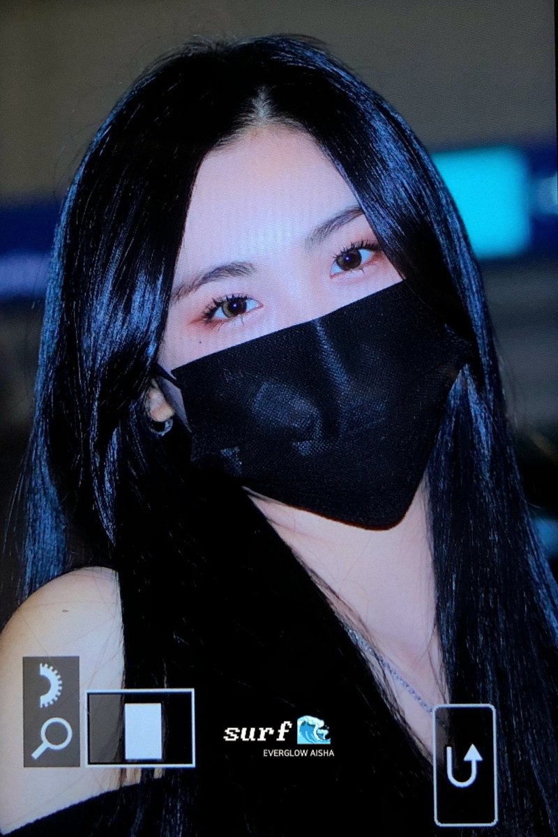 aishabeIIa's tweet photo. get ready for another trip with everglow! the five warriors has been spotted at the airport this evening ✈️ can you guess where are we going this time? plus please rate my airport fashion tonight. shasha going all black but still managed to look Cute!!1!! agree or disagree? 🖤 https://t.co/JweSwA7f0v