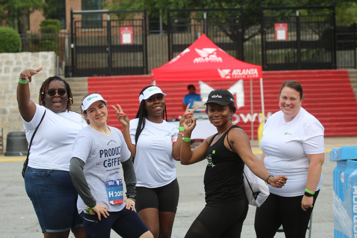 ncr_voyix's tweet photo. This past holiday weekend, our Atlanta-based NCR team cheered on racers in the @ajc Peachtree Road Race, the largest 10K in the world! Congratulations to all who participated, and a huge thank you to the NCR Foundation and our volunteers! #AJCPRR #NCRLife #NCRForGood 💚🏃💨 https://t.co/MqpijuOQC8