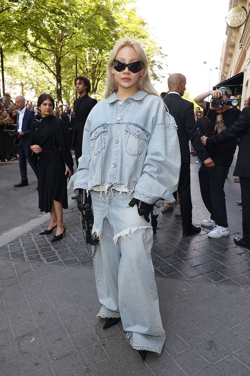 CHAELINLOOKS's tweet photo. Balenciaga 51st Couture Collection #ParisFashionWeek https://t.co/bKFuWozySx