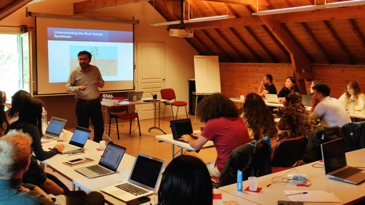 2nd lecture of the day by @OswaldoValdesl : 'The relevance of phosphate in the establishment of endosymbiosis between legumes and nitrogen fixing bacteria. ' Oswaldo comes to us from @UNAM_MX as part of our Visiting Scientist program at @LRSV_Toulouse with @PierreMarcDelau