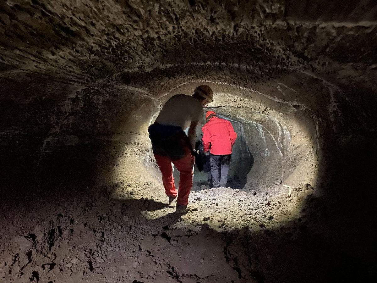 DLR_de's tweet photo. Die Lavahöhlen am sizilianischen Vulkan #Ätna 🇮🇹 vermitteln einen guten Eindruck, was den #ScoutRover im All erwarten könnte. Denn auf Mond 🌔 und Mars 🔴 werden ähnliche Höhlen erwartet, die ebenfalls durch #Lava geformt wurden. #RobotsOnEtna #ARCHES22 2/3 https://t.co/eLV2OGU0Nx