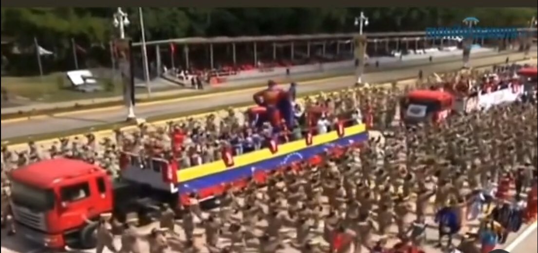 thayspenalver's tweet photo. Algunos creen que es solo cursilería -que lo es- pero la realidad es que se burlan de millones de venezolanos y esos millones aún no entienden.
Desmantelar y pisotear los poderes, las instituciones, la justicia y las fechas patrias es un juego macabro que comenzó desde el día uno https://t.co/WCeevKn4gF
