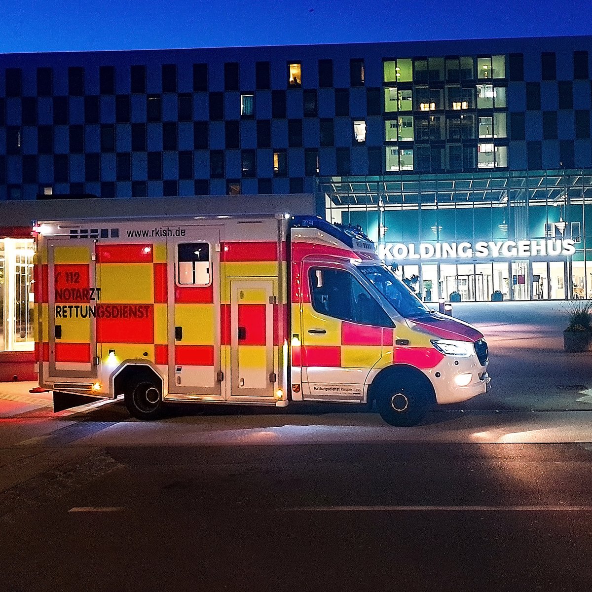 rkish_de's tweet photo. Der Rücktransport eines Dänen, der sich im Urlaub in Italien verletzt hatte, endete zunächst mit einer Panne auf der A7.
So wurden wir um Hilfe gebeten und übernahmen den Patienten für die letzten 150 Kilometer und transportierten ihn nach Kolding. 

#RKiSH #Rettungsdienst https://t.co/cqYyLvqgkC
