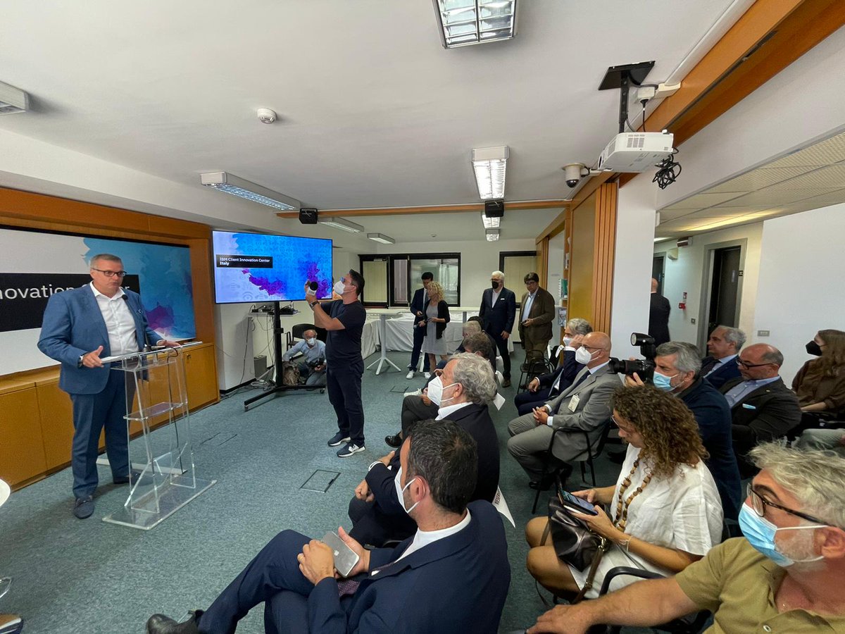 RegionePuglia's tweet photo. Inaugurata oggi la sede di Bari del Client Innovation Center, azienda del gruppo @IBMItalia. Il centro occupa circa 200 unità e punta a diventare polo di eccellenza nell’intelligenza artificiale, cloud ibrido, internet of things, 5G e cybersecurity.
➡️https://t.co/bILNRGaz3G https://t.co/4boFFggedu