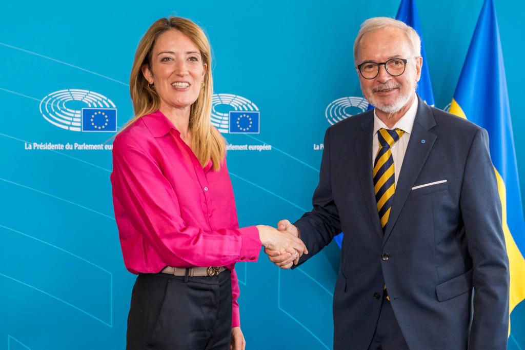EP_President's tweet photo. Ukraine can count on our support to rebuild itself.

The European Investment Bank will play a crucial role in financing 🇺🇦 reconstruction.

With @EIB President @wernerhoyer, spoke on importance of investment &amp; actions needed. 

A strong 🇺🇦 means a strong 🇪🇺. https://t.co/UALF4JxGe9