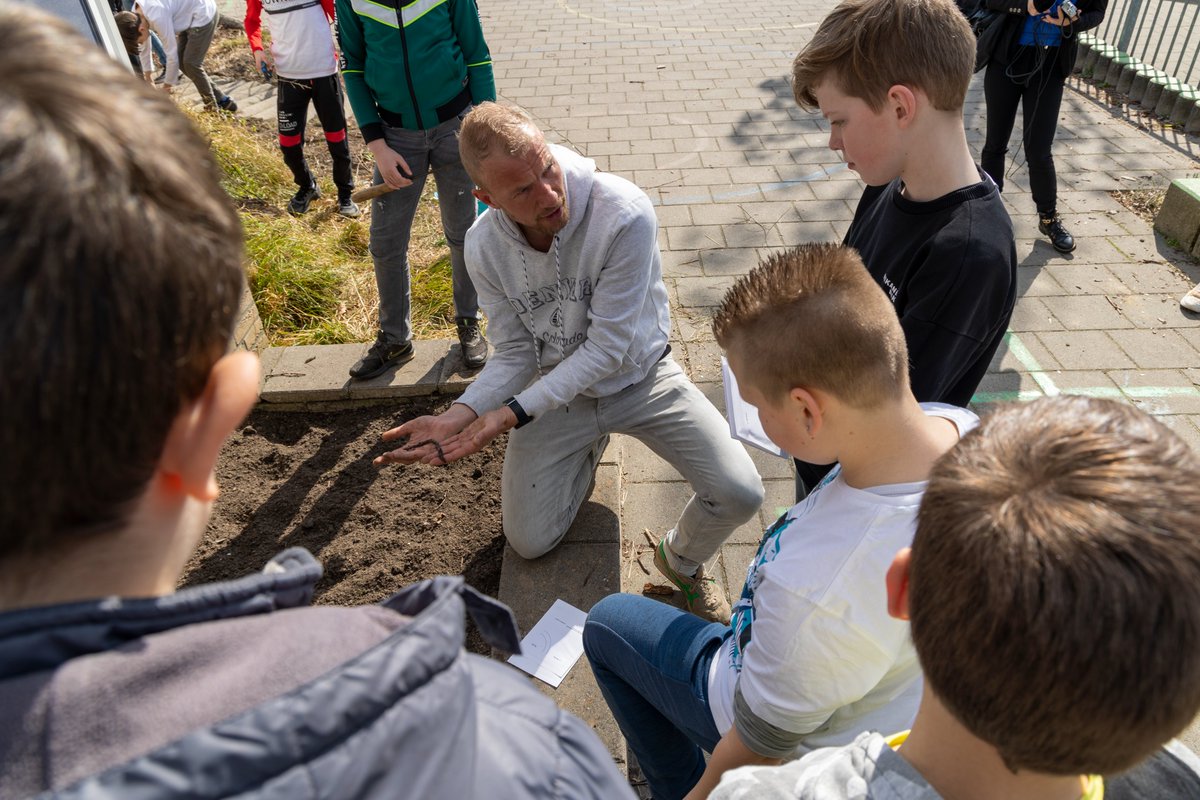 RijkZwaan's tweet photo. STORY – Harvest time! After sowing, watering and tending to the plants, it was time to enjoy the school-grown veggies. A #schoolgarden teach children so much more than just pleasure in growing crops. That's why we support school gardening #sharingahealthyfuture #partnership https://t.co/oioHzRwY0A
