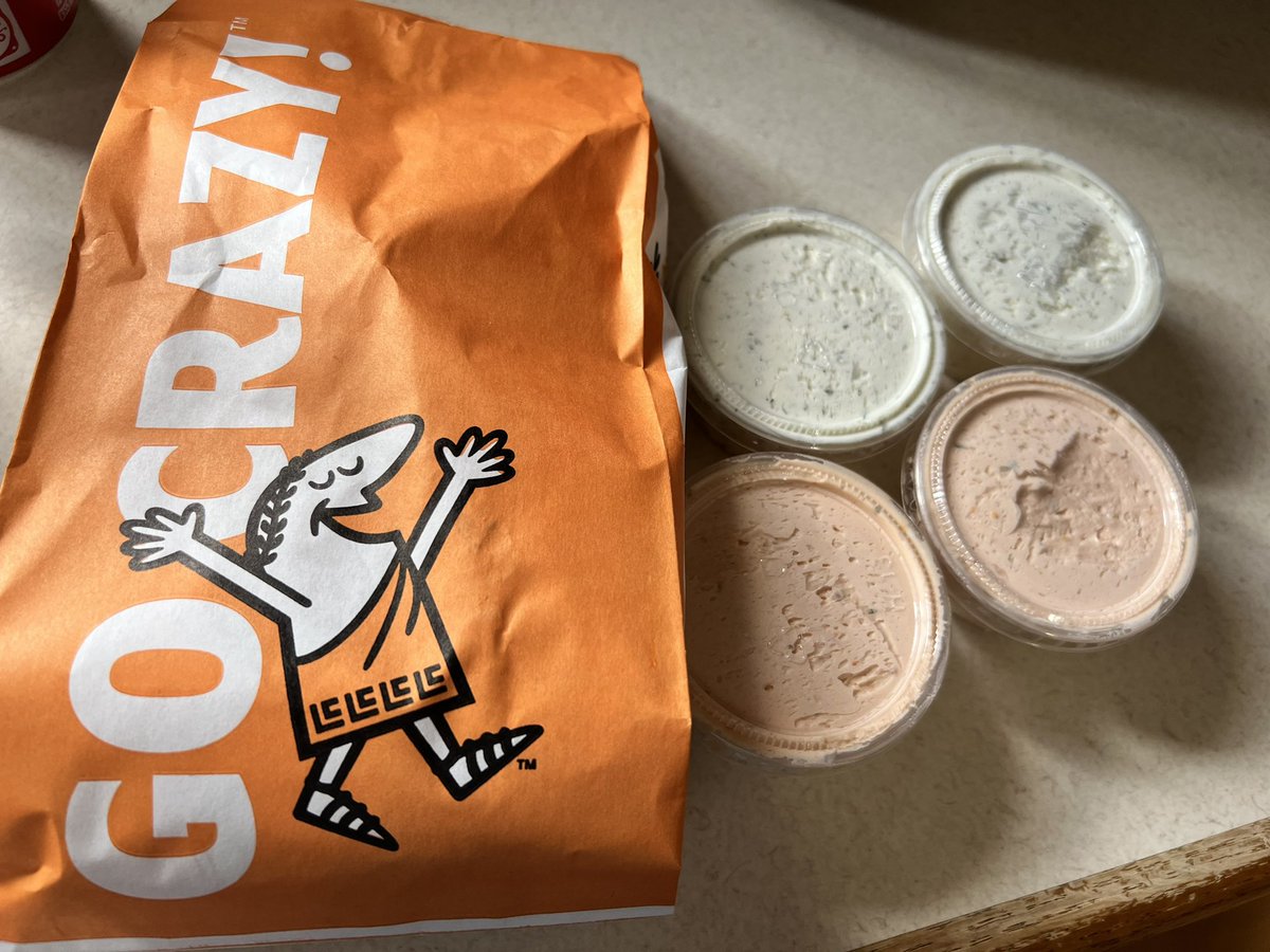 Burnsy381's tweet photo. This here is why the Corunna, MI @littlecaesars is the 🐐 #LittleCaesars. 🍕 #orangecheese #whitecheese #PizzaPizza https://t.co/qWWAHQgAOd