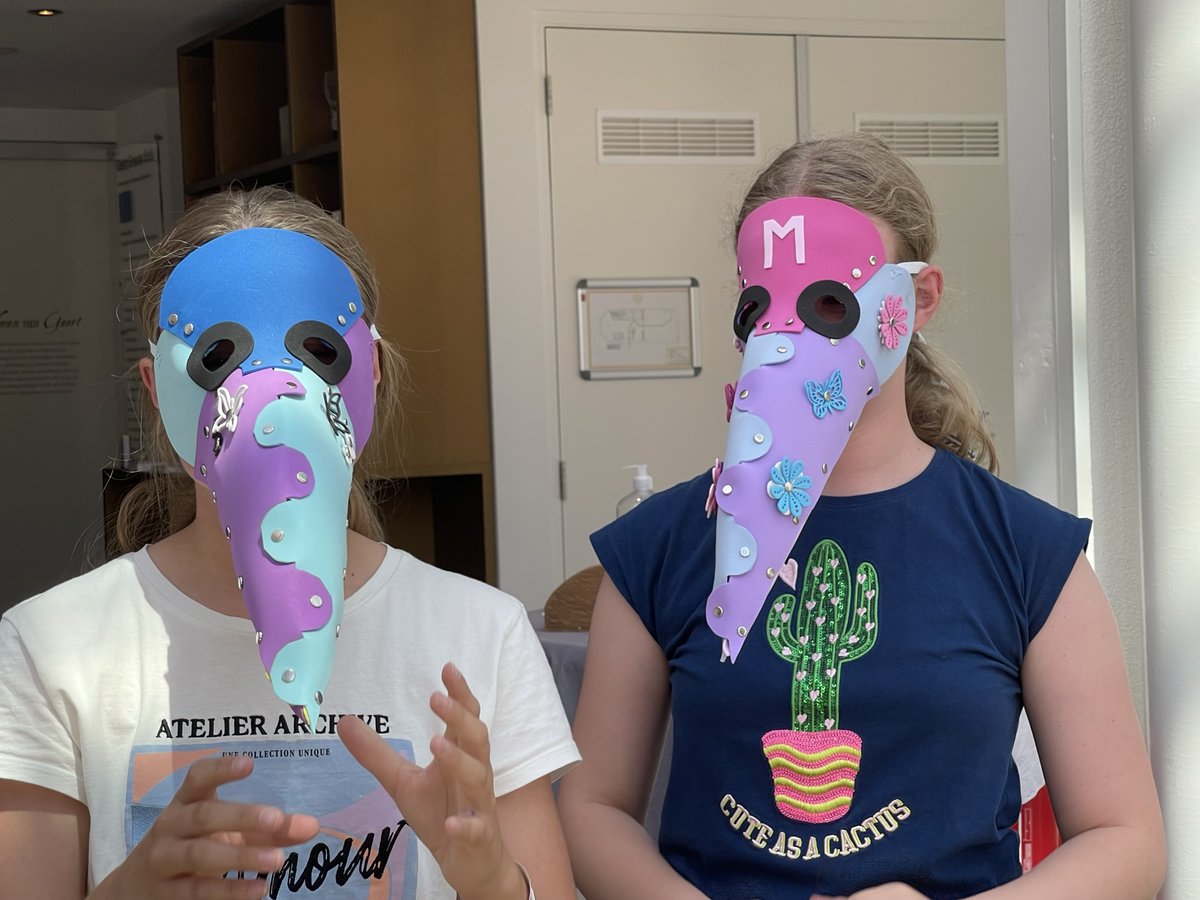 Iets leuks doen met de (klein)kinderen in de zomervakantie? Kom een snavelmasker knutselen in Museum Geert Groote Huis
Vanaf 8 jaar op de woensdagen in de zomervakantie (20 juli t/m 24 augustus). Deelname kost € 3,= per kind 
Kijk voor meer info op geertgrootehuis.nl/agenda/