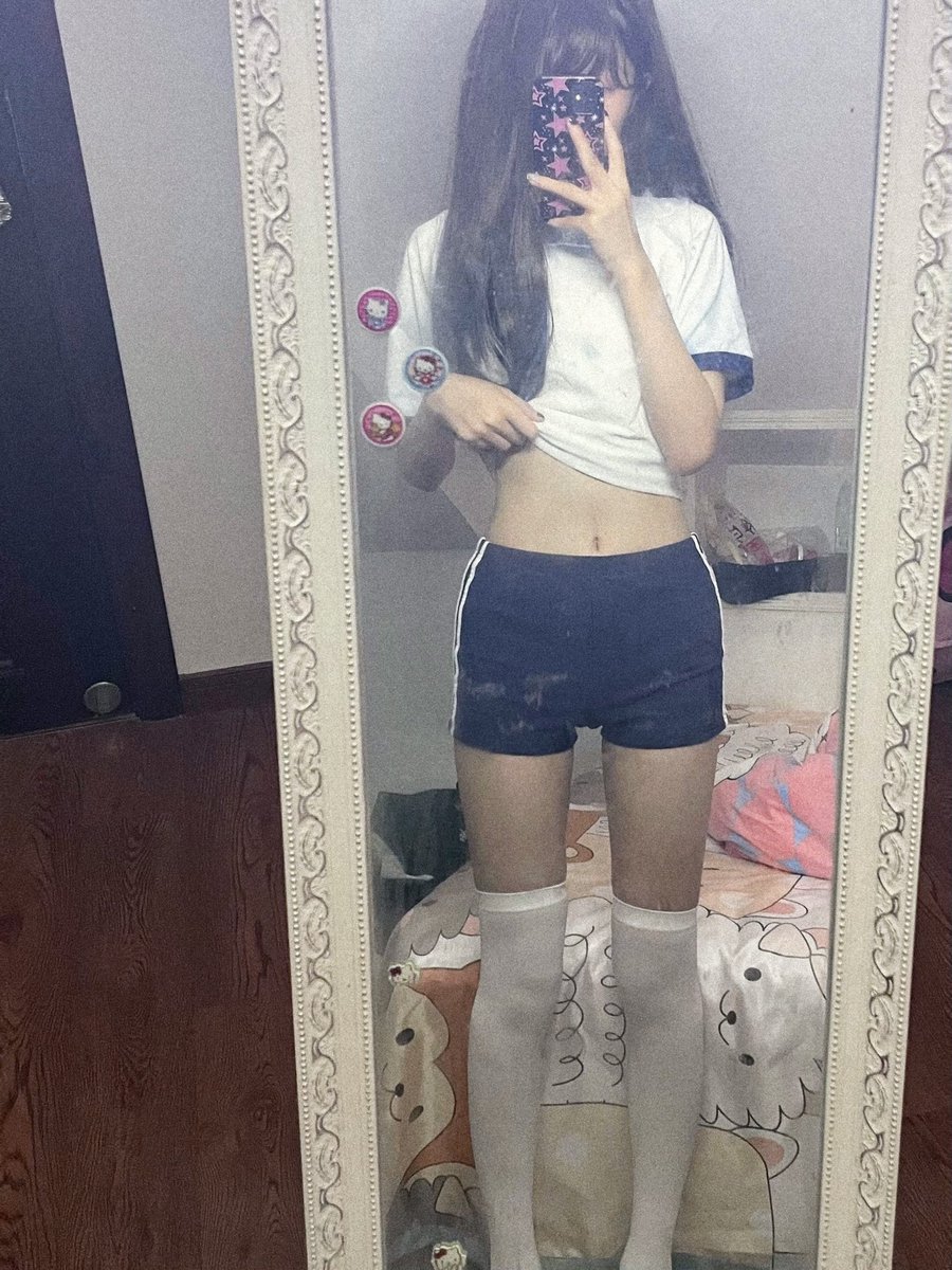 Yu01yu041's tweet photo. 好像是去年买的体操服了
#腿 https://t.co/GqmAlrhoyO