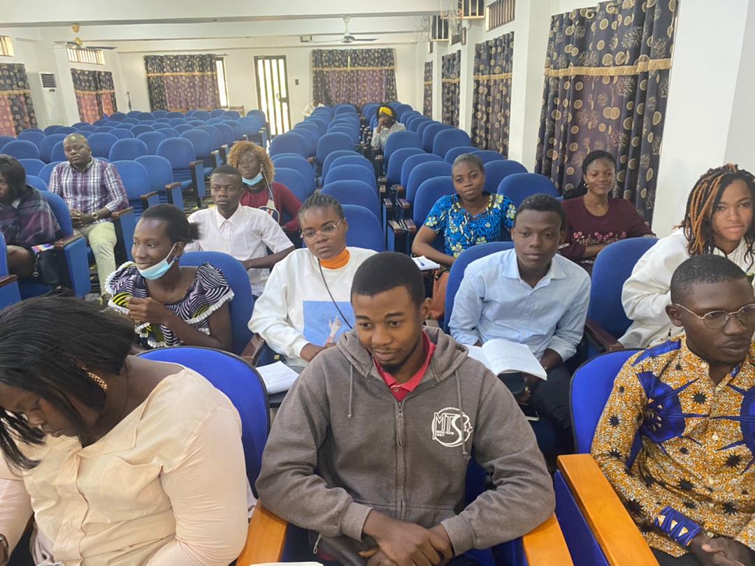 AttadedjiHabib's tweet photo. Je participe aujourd'hui à une formation sur le thème : Le Fact-Checking et les infodémies au Chant d'oiseaux de Cotonou.
@unfpa_benin 
@FawazIssa13 
@AdohoBelgas 
@DouriyathDansou 
@ZouliatouY https://t.co/dYo6divgQF