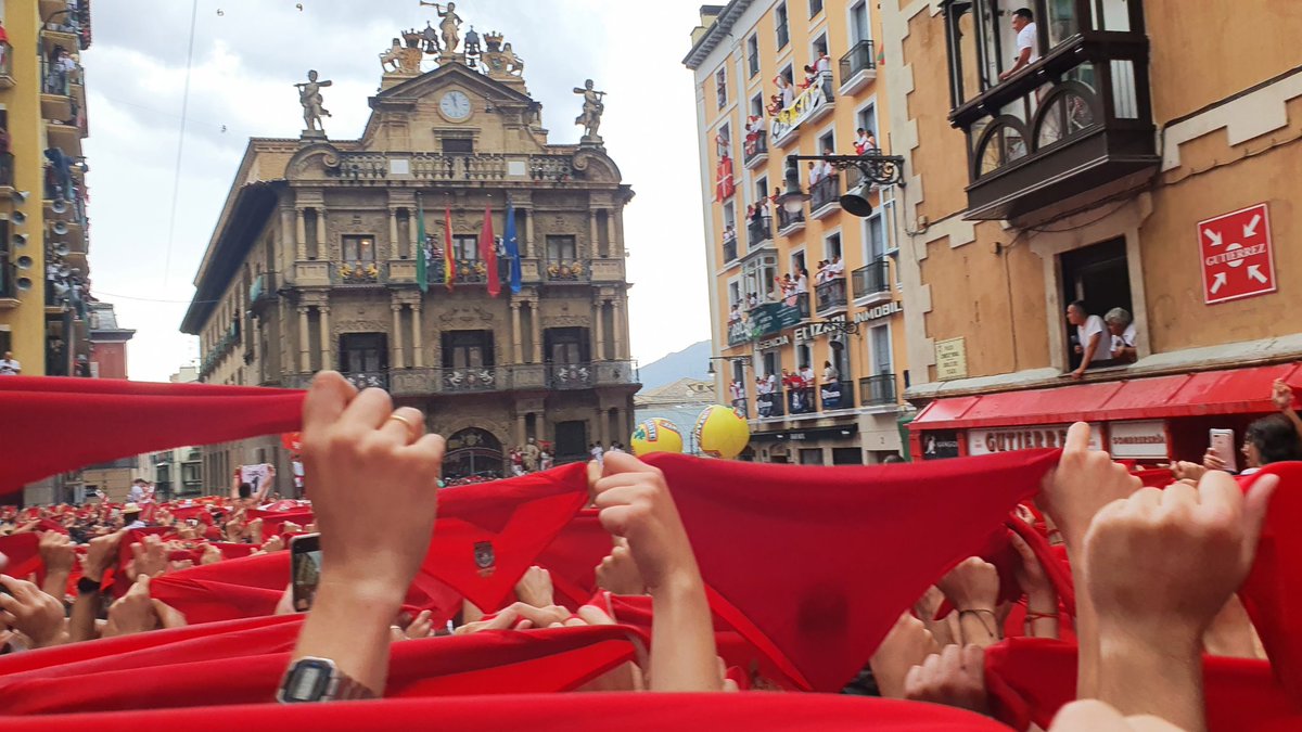 Ezperun's tweet photo. Si el día 6 de julio es el mejor del año, se dice y punto.
Viva Sanfermin! https://t.co/WmYDZdfSnb