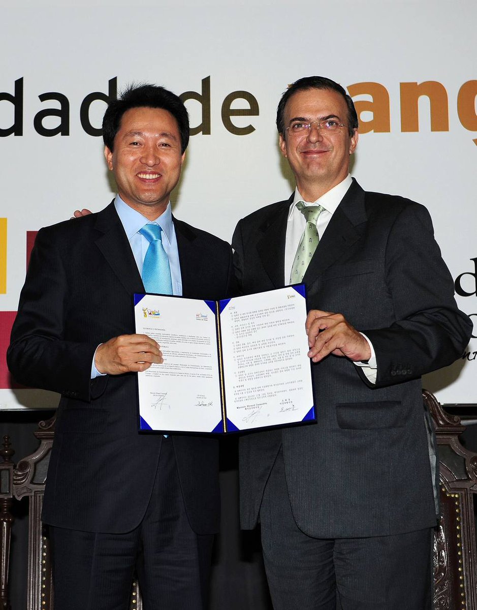 m_ebrard's tweet photo. Con Oh Se-hoon, Alcalde de Seúl en 2010 en la Ciudad de México en la Cumbre de Ciudades por la acción climática. 12 años después,me otorgó hoy la ciudadanía honoraria como muestra de afecto y cercanía a México. Gracias estimado amigo, te esperamos en nuestro país!! https://t.co/VfKYB4R19z