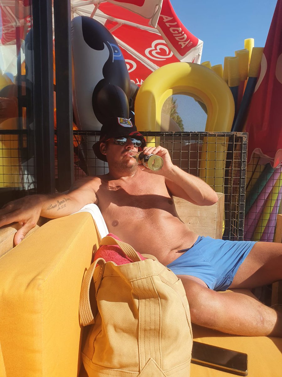 ShAuN62071592's tweet photo. Bloody hard work this drinking in the sun sheeeeiiiine 😎🍻🌞 #Turkey #calisbeach #motto https://t.co/OvxaZdiHCk