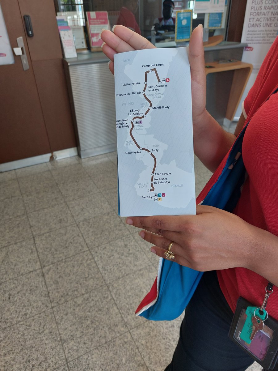 Quelque chose😎se tram entre saint-cyr-l'école et saint- Germain- en- laye😎